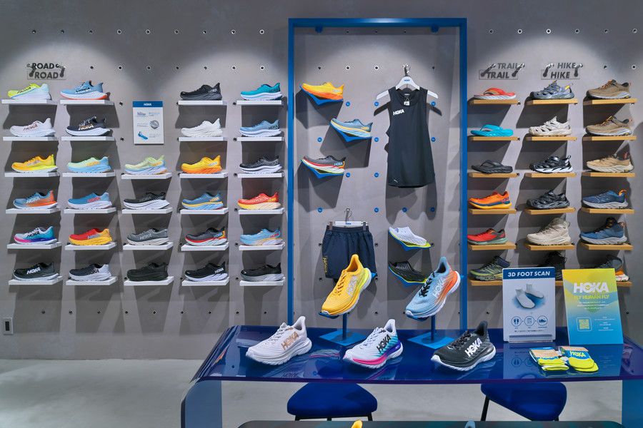 HOKA 丸の内のロードランニングシューズ