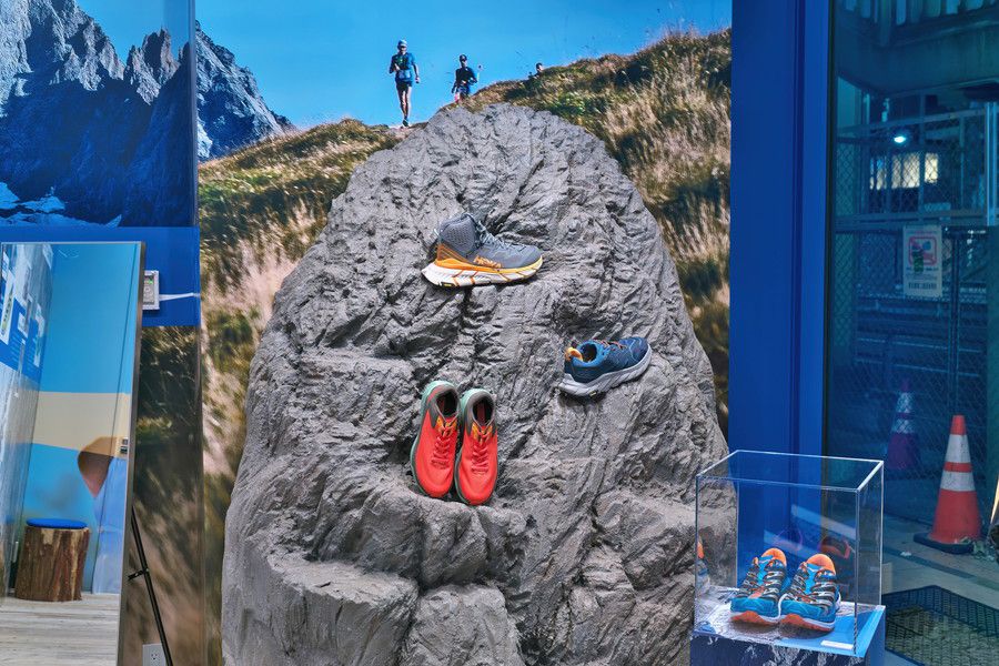 HOKA(ホカオネオネ) 渋谷 ミヤシタパークの岩をモチーフにした展示