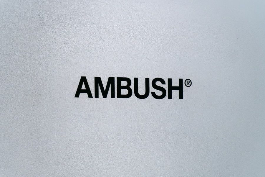 エントランスのAMBUSH®︎のロゴ
