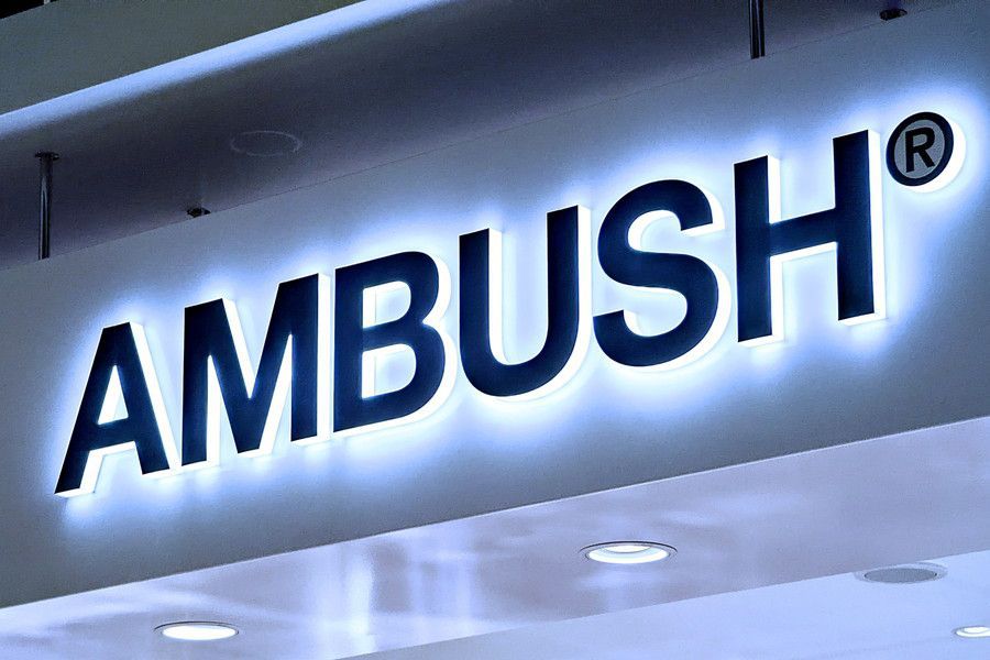 AMBUSH(アンブッシュ) 渋谷パルコのネオンのロゴ