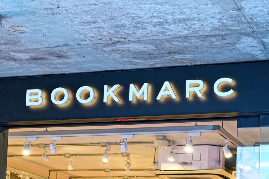 BOOKMARC(ブックマーク) 原宿の看板