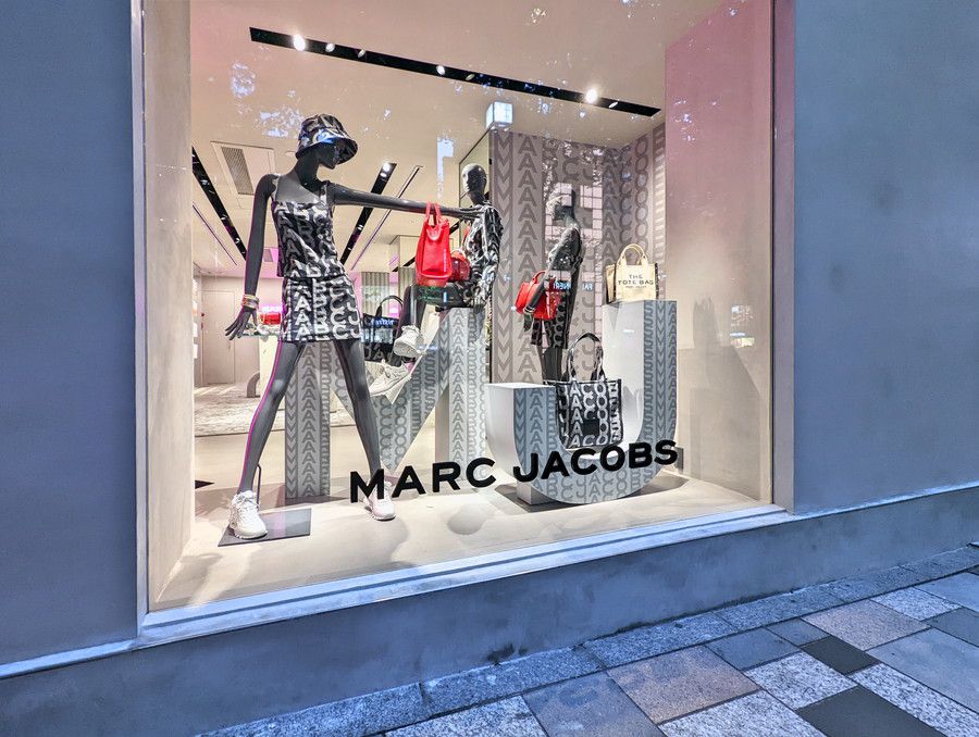 MARC JACOBS(マークジェイコブス) 表参道の「MJ」ロゴのディスプレイ