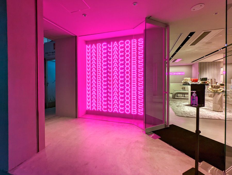 MARC JACOBS(マークジェイコブス) 表参道のエントランスのネオン