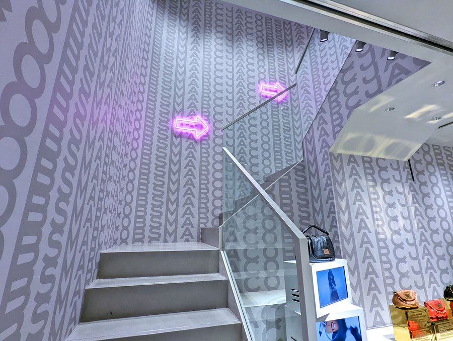 MARC JACOBS(マークジェイコブス) 表参道 最新の店内デザインと階段