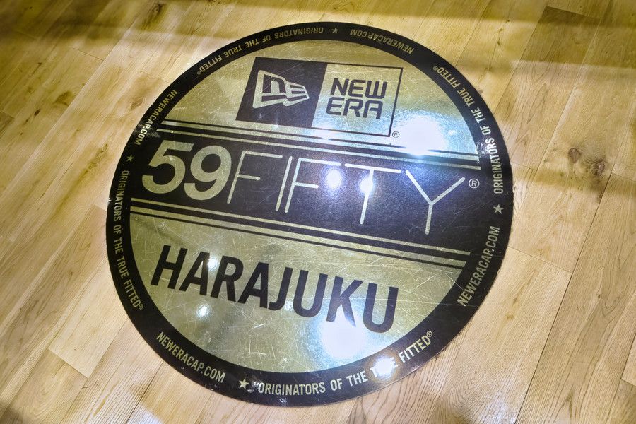 NEW ERA(ニューエラ) 原宿のフロアのロゴ