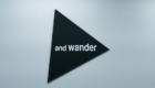 and wander(アンドワンダー) 丸の内の店内ロゴ