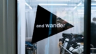 and wander(アンドワンダー) のロゴ