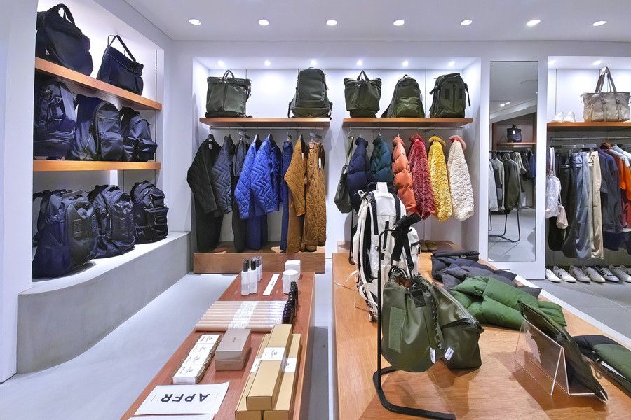 FCE 代官山のアパレル類とバッグ