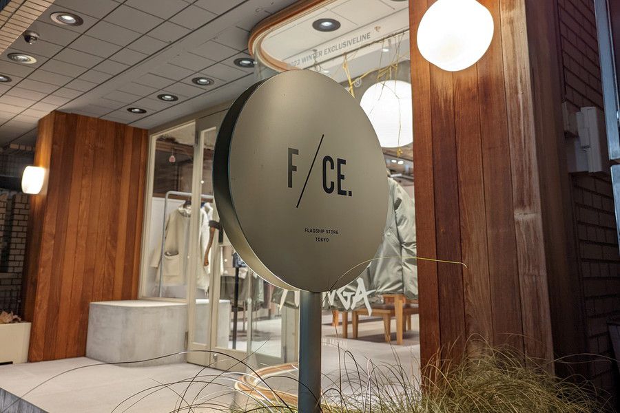 FCE フラッグシップストア 東京の看板