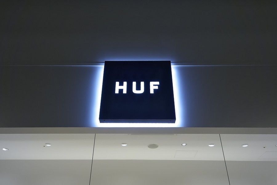 HUF(ハフ) お台場 ダイバーシティ東京のロゴ・看板