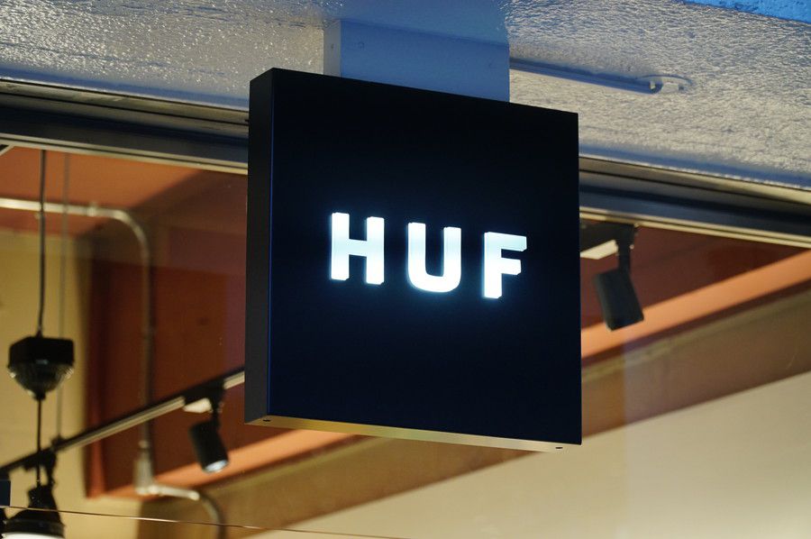 HUF(ハフ) 渋谷のロゴと看板