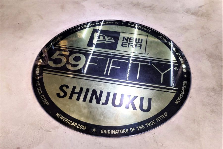 NEW ERA(ニューエラ) 新宿 フラッグスのステッカー風のロゴ