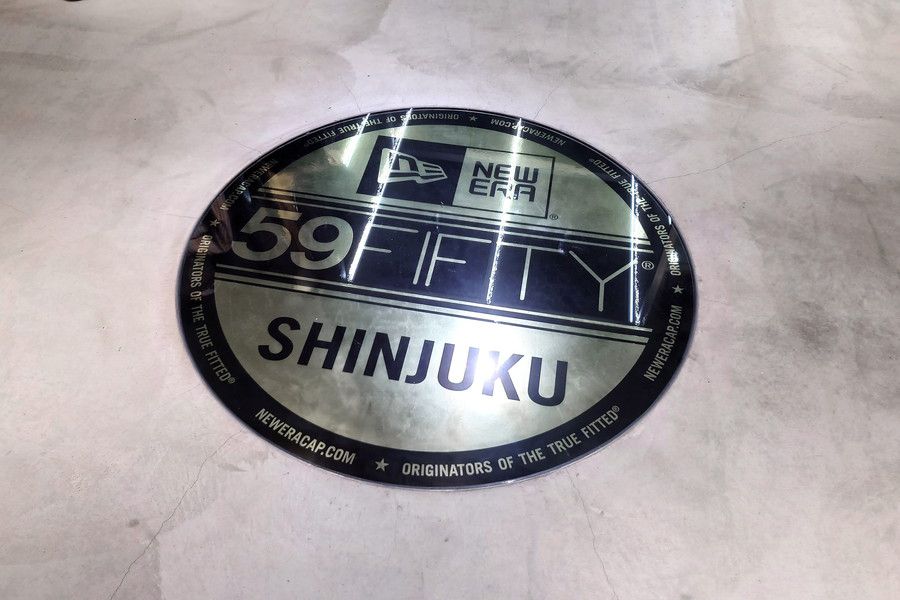 NEW ERA(ニューエラ) 新宿 自販機のある新宿店のロゴ