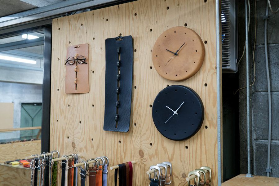 スキマ 恵比寿 革を使った掛け時計や雑貨