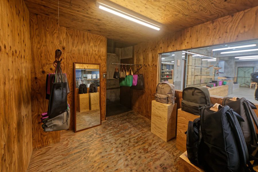 スキマ 恵比寿の木目調の店内の様子