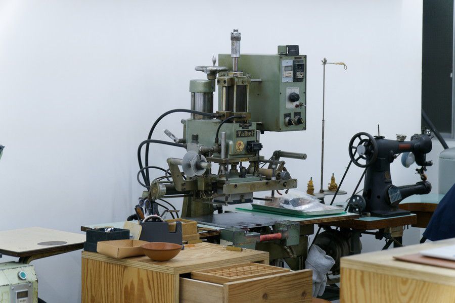 スキマ 合羽橋のホットスタンプ機による刻印サービス