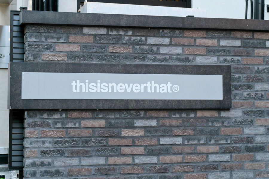 thisisneverthat(ディスイズネバーザット) 原宿の看板