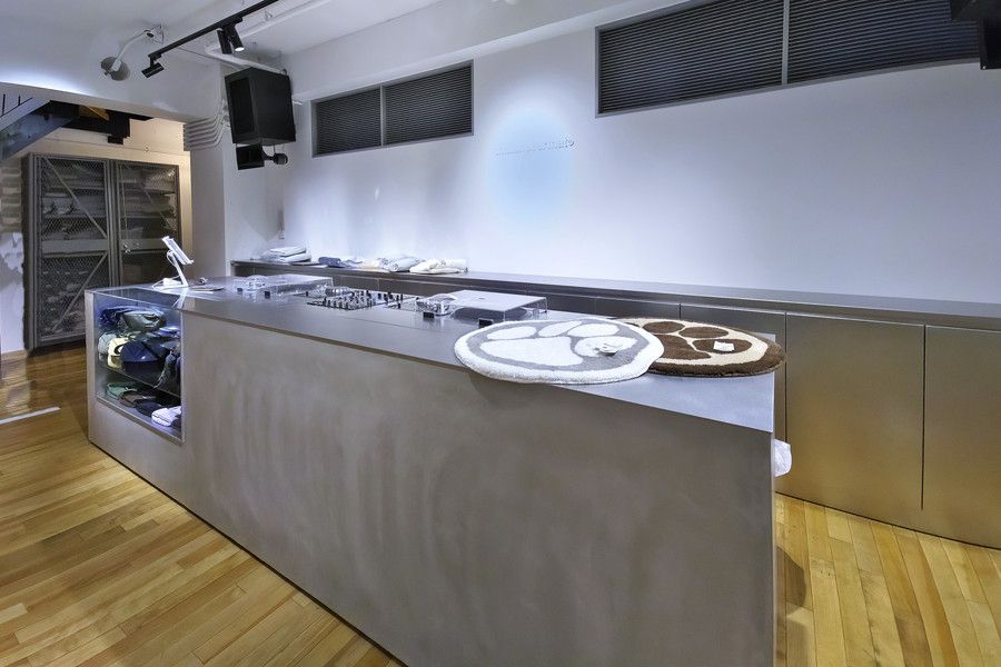 thisisneverthat(ディスイズネバーザット) 原宿のターンテーブルとカウンター