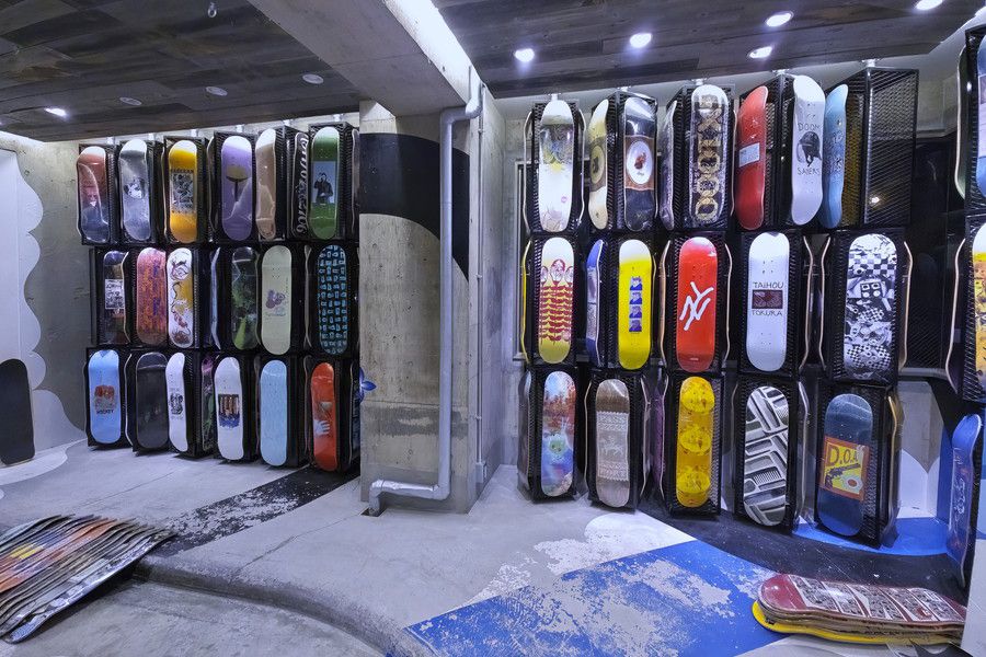 MORTAR TOKYO(モータル 東京) のスケートボードのディスプレイ