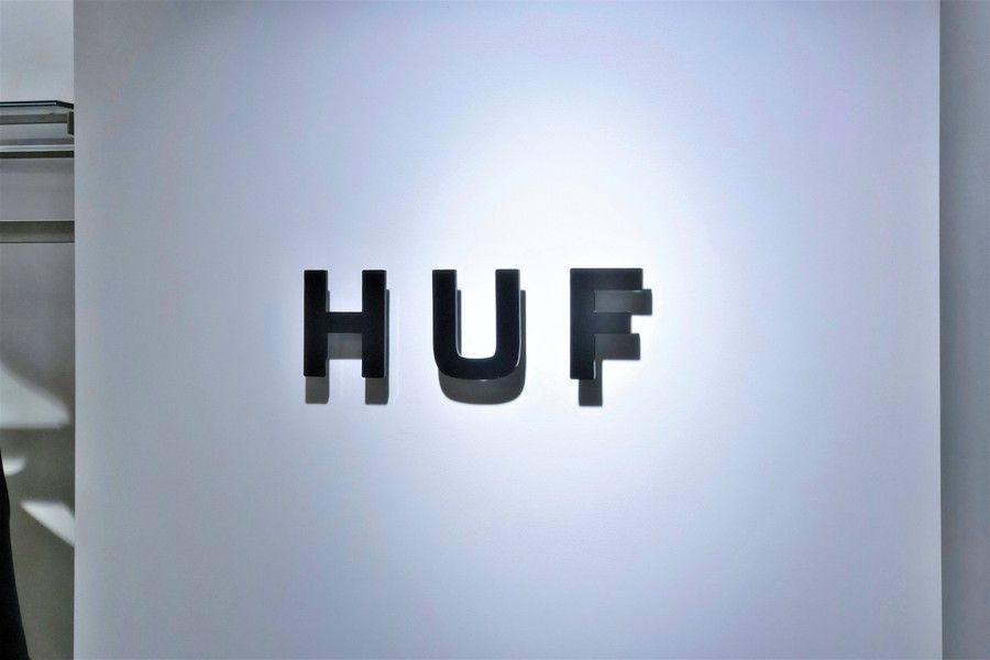 HUF(ハフ) ルミネエスト 新宿のロゴ看板
