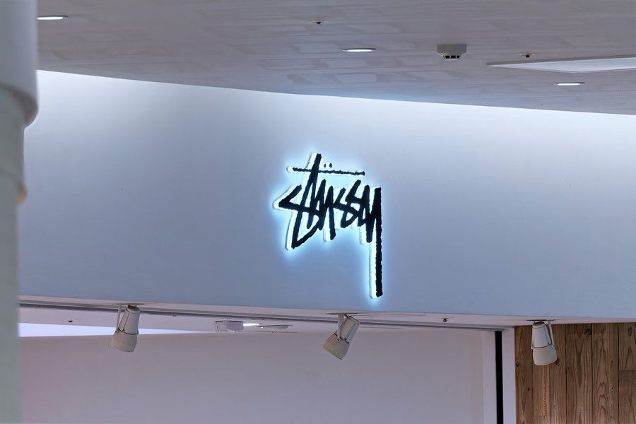 STUSSY(ステューシー) お台場 ダイバーシティ東京のロゴ看板