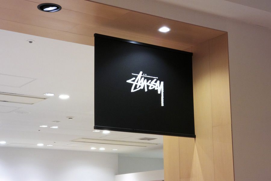 Stüssy(ステューシー) 東京ソラマチのロゴ看板