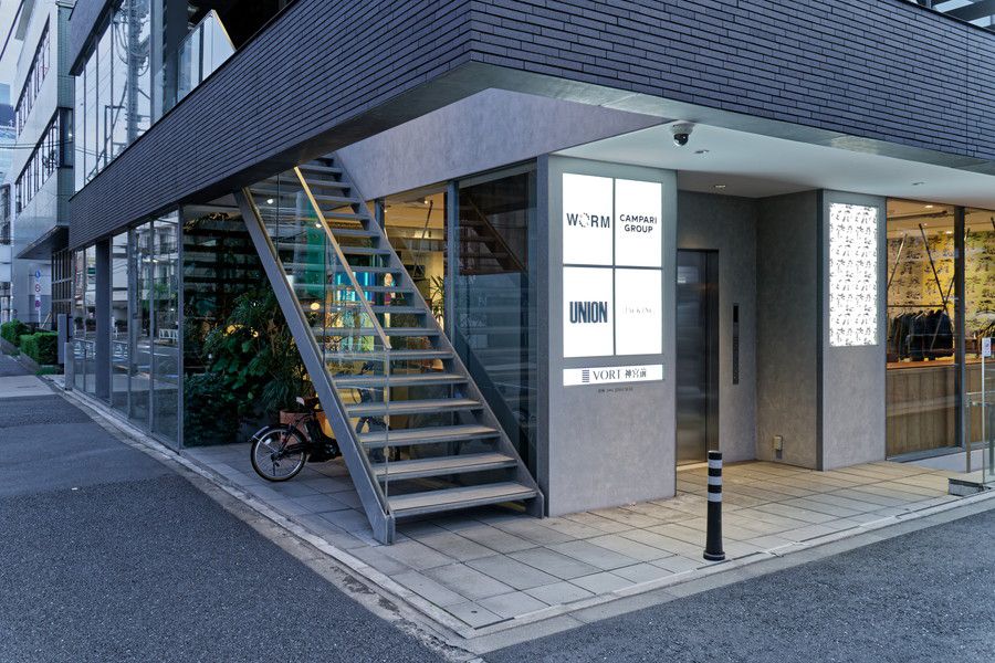 WORM TOKYO(ワーム 東京) へ続く階段