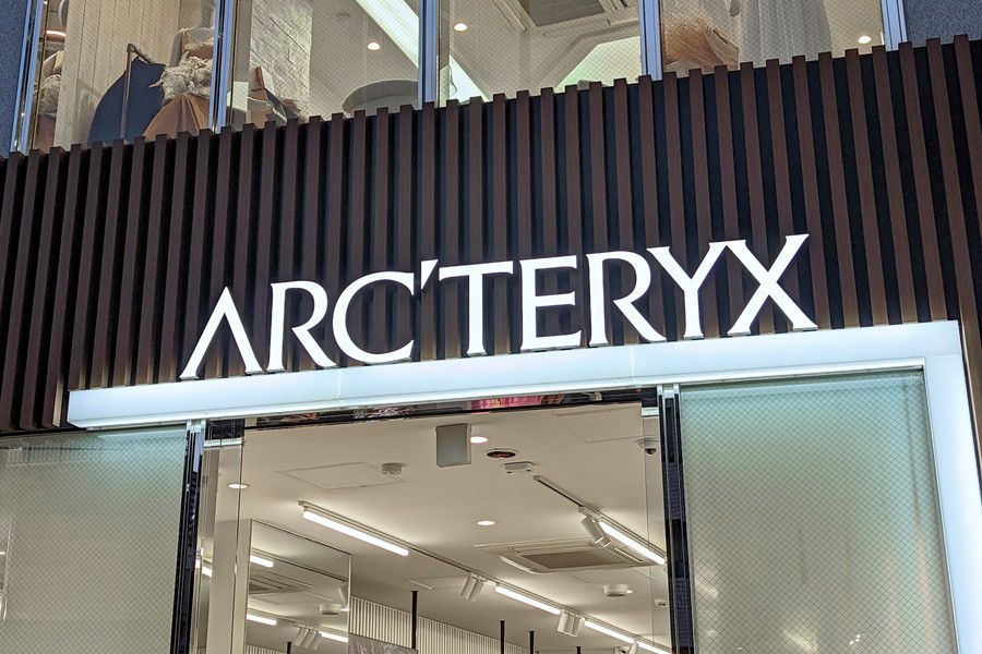 アークテリクス 原宿 バードネストのネオン看板