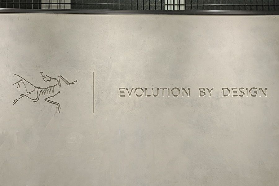 アークテリクス 原宿 バードネストの店内ロゴ