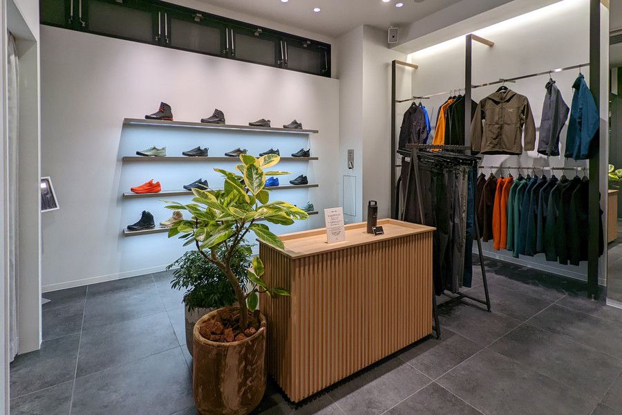 アークテリクス 原宿ブランドストアのシューズ、アパレル類