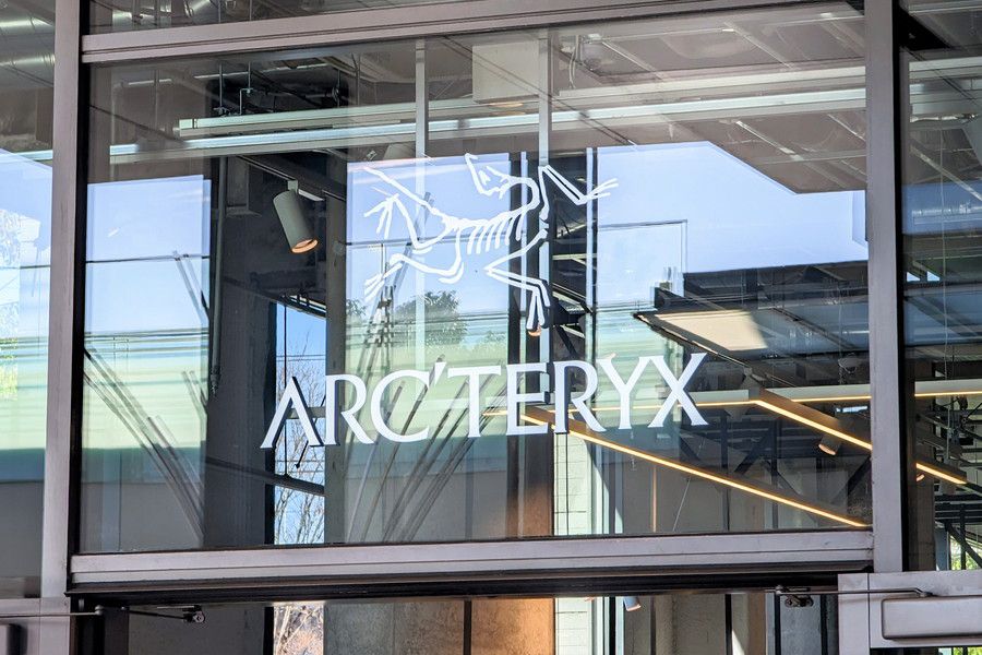 アークテリクス 二子玉川ライズのロゴ看板