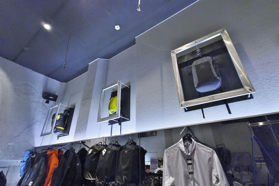 アークテリクス 銀座の壁面ディスプレイ