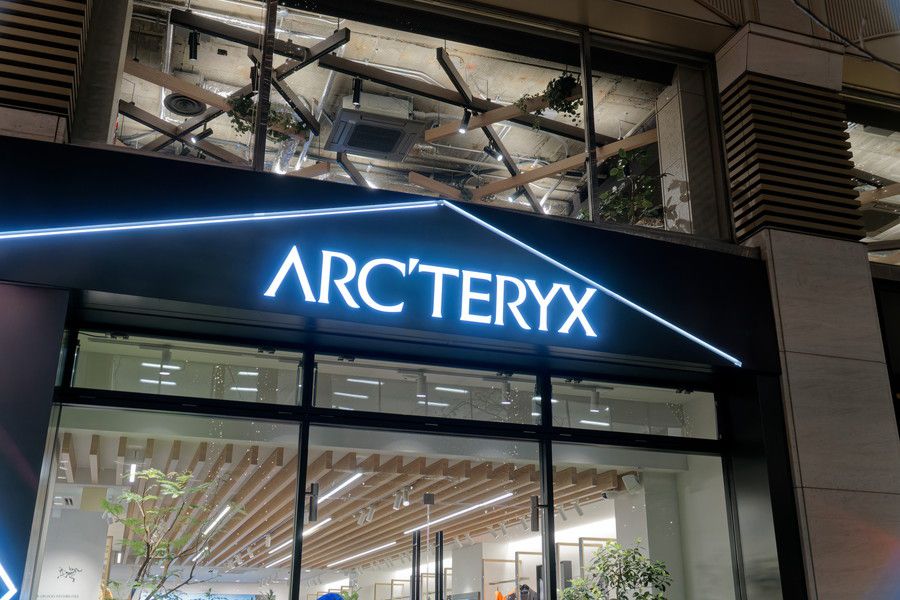 アークテリクス 丸の内のネオン看板