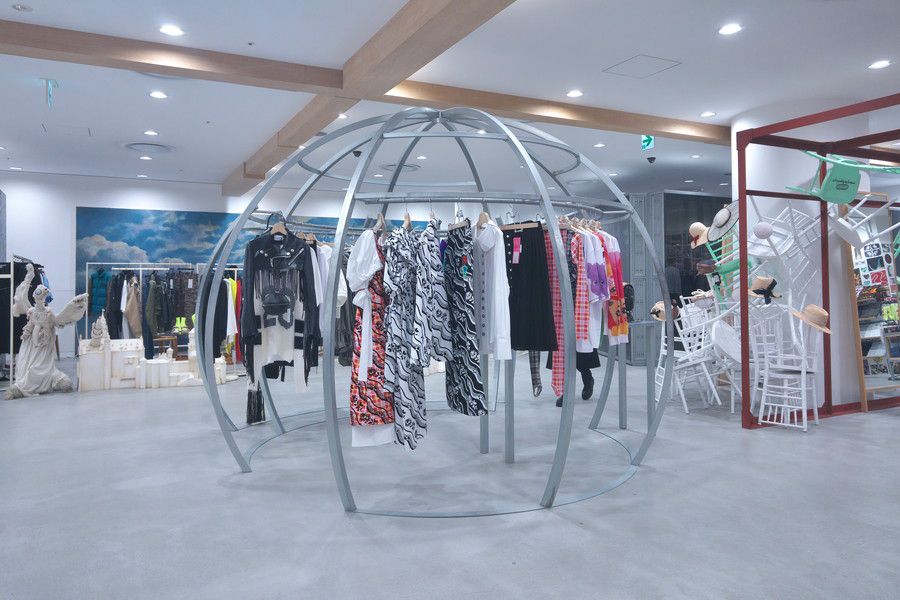 ドーバーストリートマーケット 銀座 ウィメンズアパレルのスペース