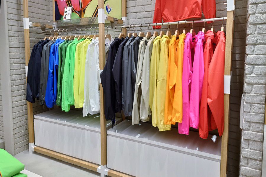 K-WAY(ケーウェイ) のカラフルなレインウェア(ウィンドブレーカー)