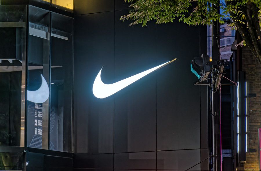 NIKE(ナイキ) 原宿のスウッシュのネオン