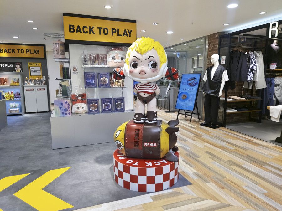 POP MART (ポップマート) 池袋パルコの大型フィギュアのディスプレイ
