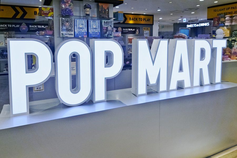 POP MART (ポップマート) 池袋パルコのロゴ看板