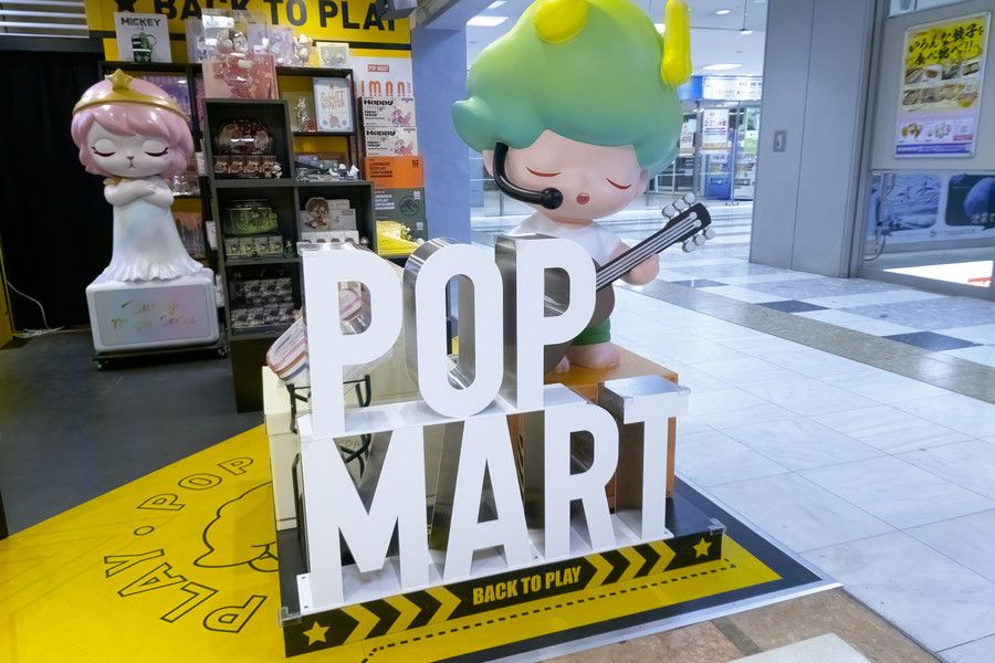 POP MART(ポップマート)の大型フィギュアのディスプレイ