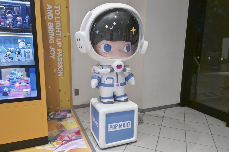 POP MART(ポップマート) 自販機 お台場 ダイバーシティ東京プラザの大型フィギュアのディスプレイ