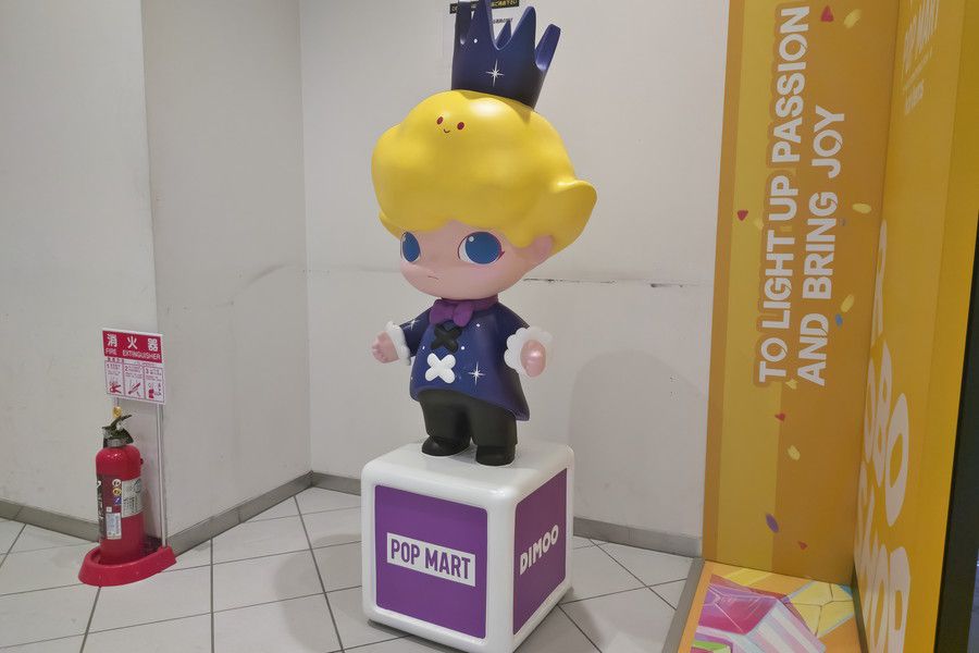 POP MART(ポップマート) 自販機 お台場 ダイバーシティ東京プラザの大型フィギュアのディスプレイ