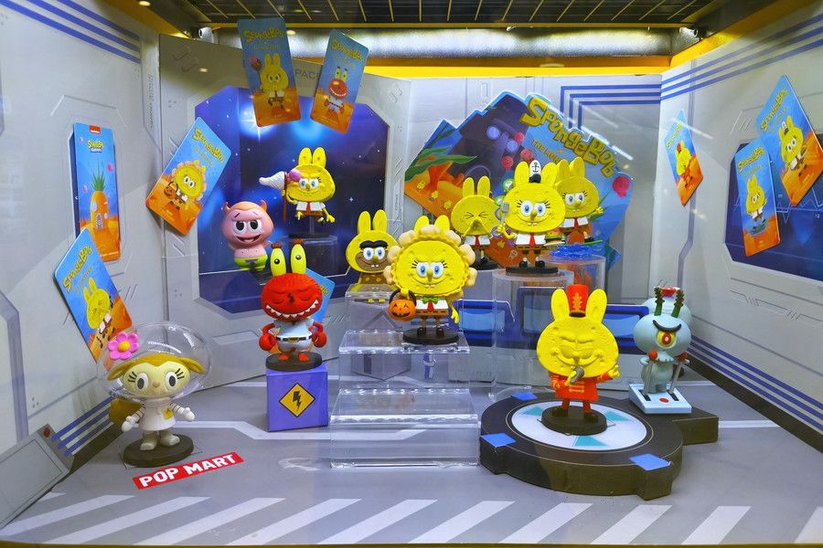 POP MART(ポップマート) 自販機 お台場 ダイバーシティ東京プラザの商品ディスプレイ