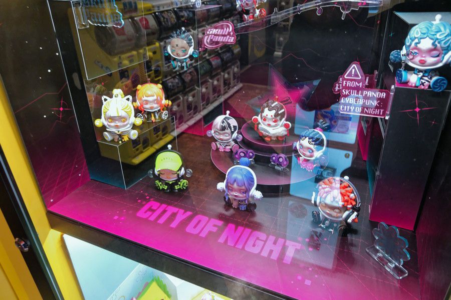 POP MART(ポップマート) 自販機 秋葉原 GiGO 3号館の商品ディスプレイ