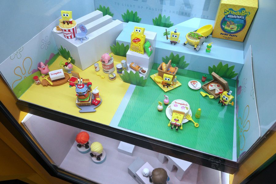 POP MART(ポップマート) 自販機 秋葉原 GiGO 3号館の商品ディスプレイ