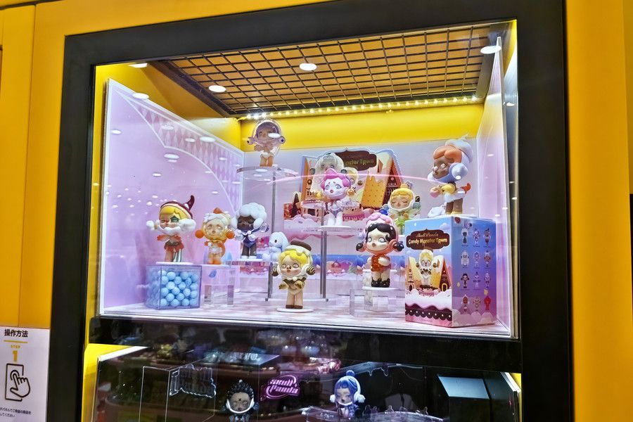 POP MART(ポップマート) 原宿アルタ ロボショップのディスプレイ