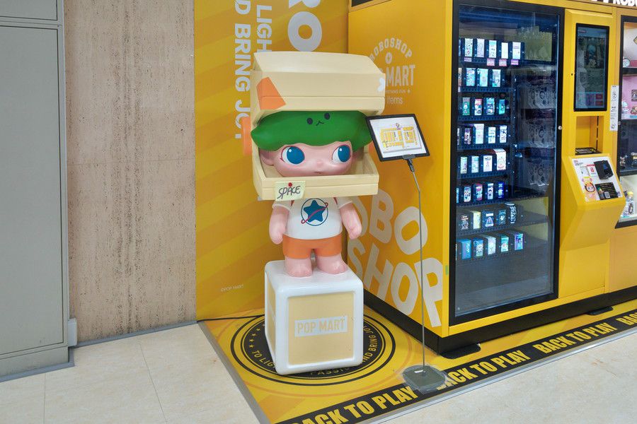 POP MART(ポップマート) 自販機 池袋 サンシャインの大型フィギュアのディスプレイ