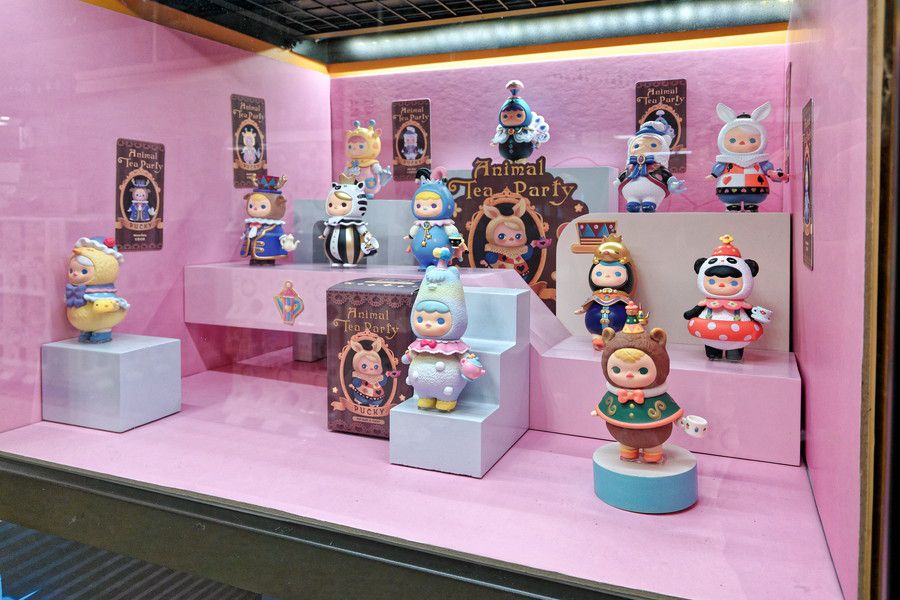 POP MART(ポップマート) 自販機 池袋 サンシャインの販売商品ディスプレイ