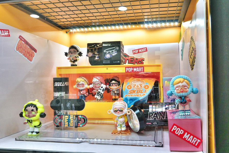 POP MART(ポップマート) 自販機 池袋 サンシャインの販売商品ディスプレイ