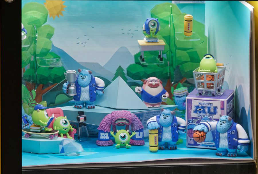 POP MART(ポップマート) 自販機 新宿アルタのショーケース