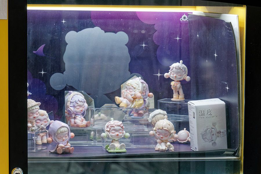 POP MART(ポップマート) 自販機 新宿アルタのショーケース